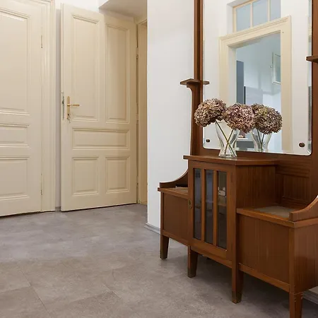 Laurent Apartment *