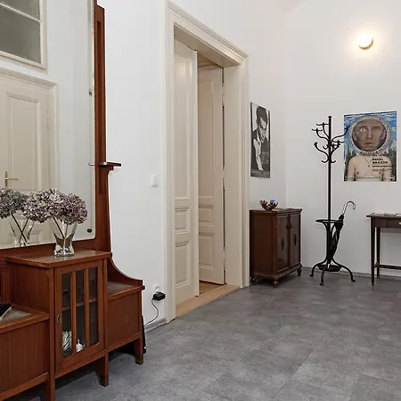 Laurent Apartman *